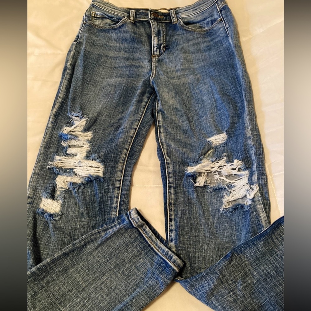 I am selling a pair of High Rise Maurice’s Ripped Blue Jeans.